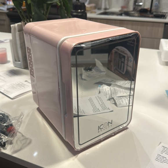 Icon Beauty Mini Cooler - Picture 8 of 9